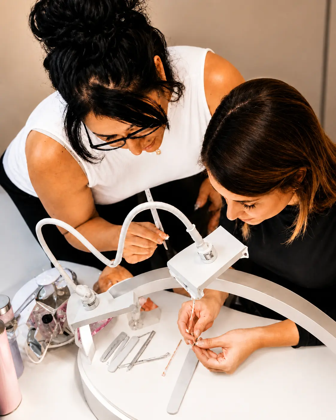 Carmen bei einer persönlichen 1:1 Nageldesign-Schulung